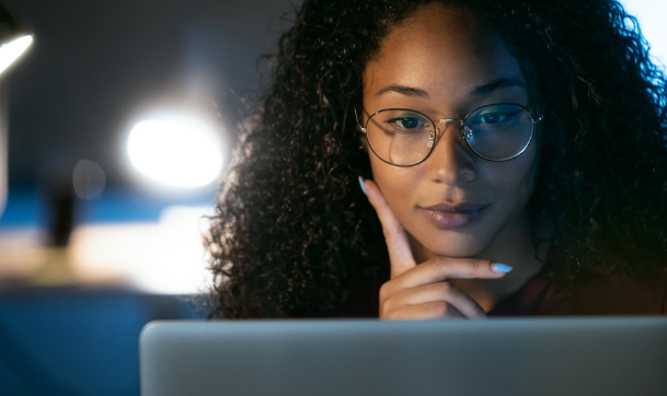 foto-de-mulher-de-negocios-jovem-confiante-trabalhando-com-laptop-sentado-no-escritorio