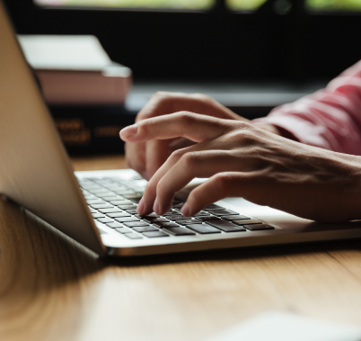 mulher-sentada-a-mesa-no-cafe