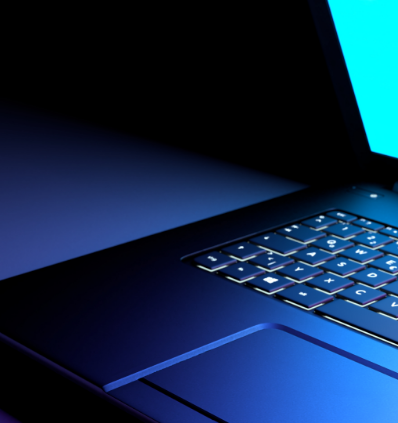 ilustracao-roxa-do-portatil-3d-laptop-de-mesa-preto-com-visor-de-cor-roxo-rosa-claro