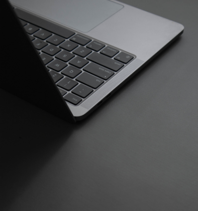 laptop-cinza-em-fundo-cinza